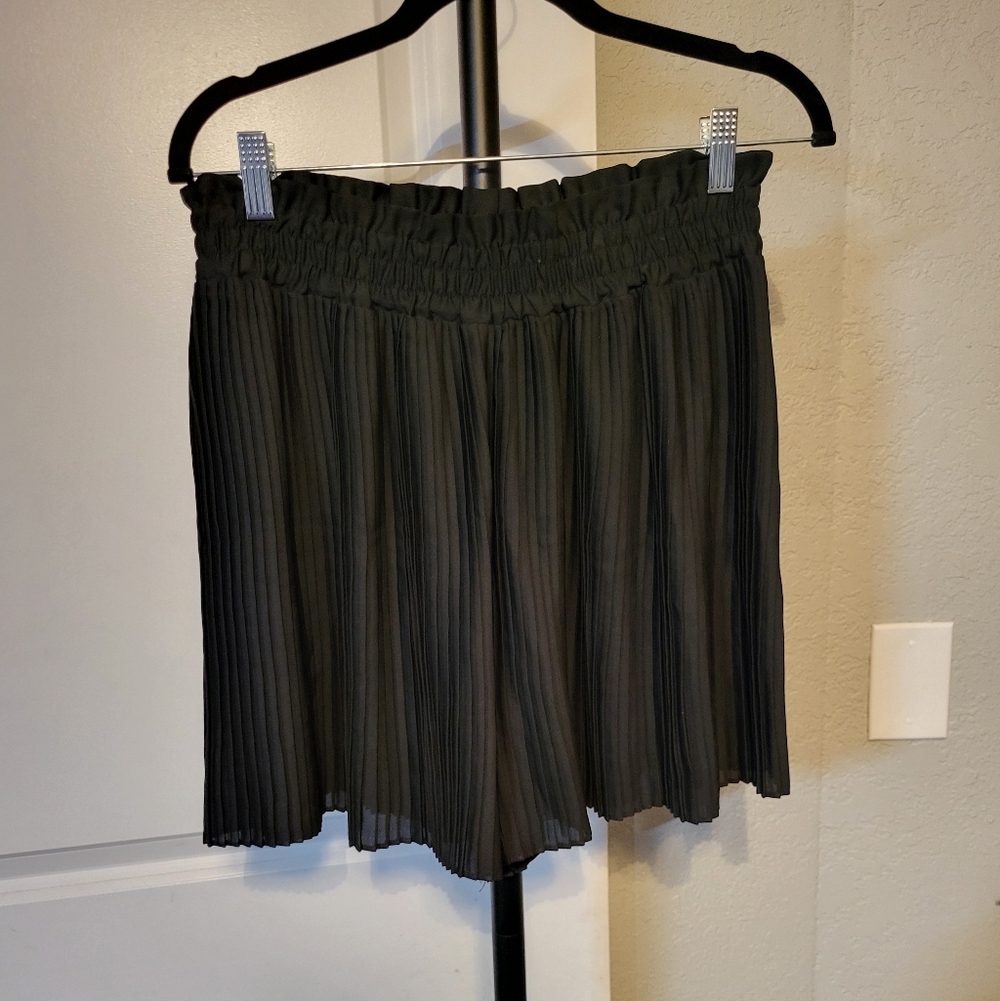Gorgeous! Zara Black High Wasted, Elastic Pull On Pleated Shorts, Medium, EUC - Picture 3 of 8